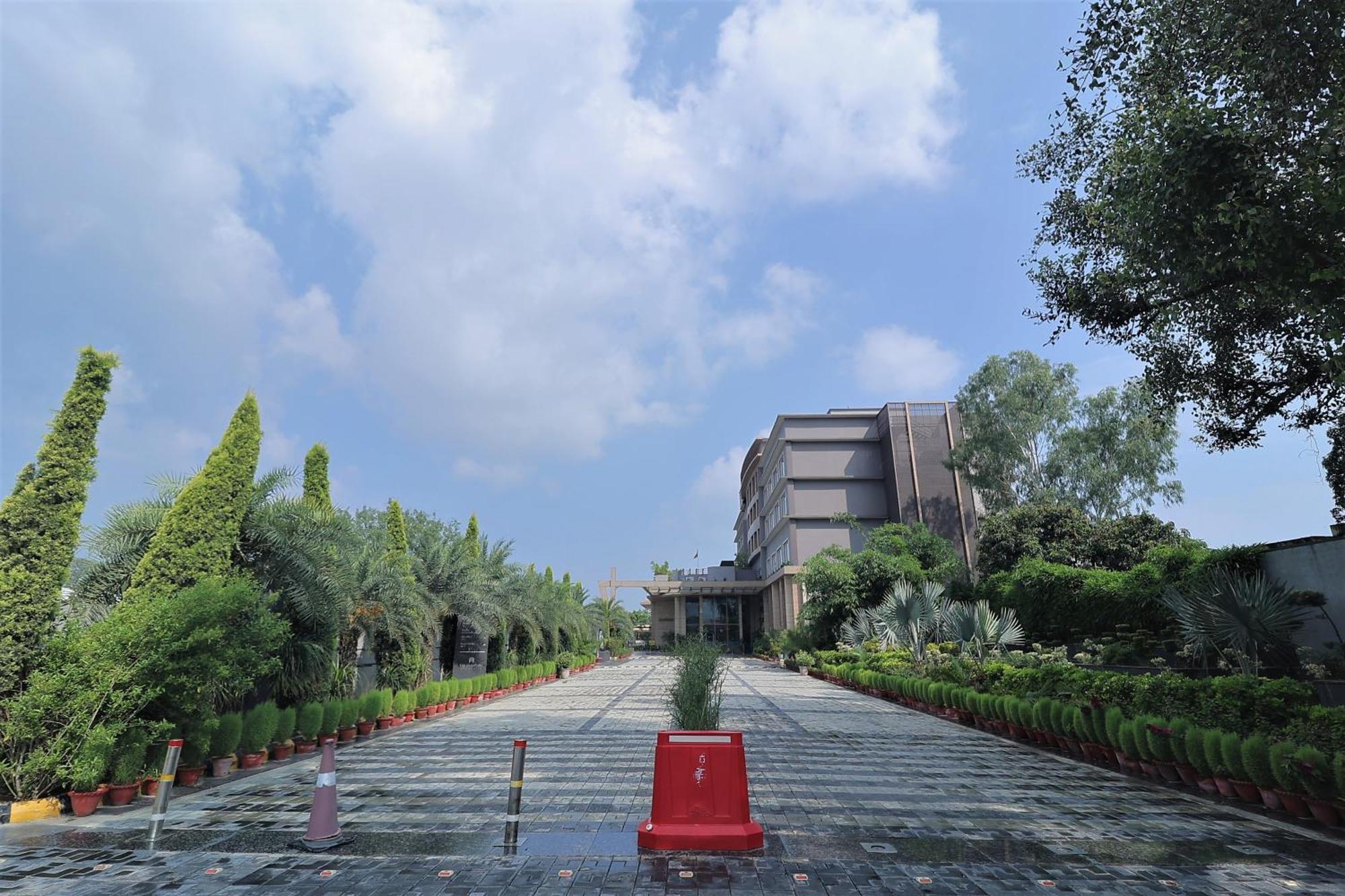 The Grand Arc Hotel & Convention Centre Shahjahanpur Exterior photo